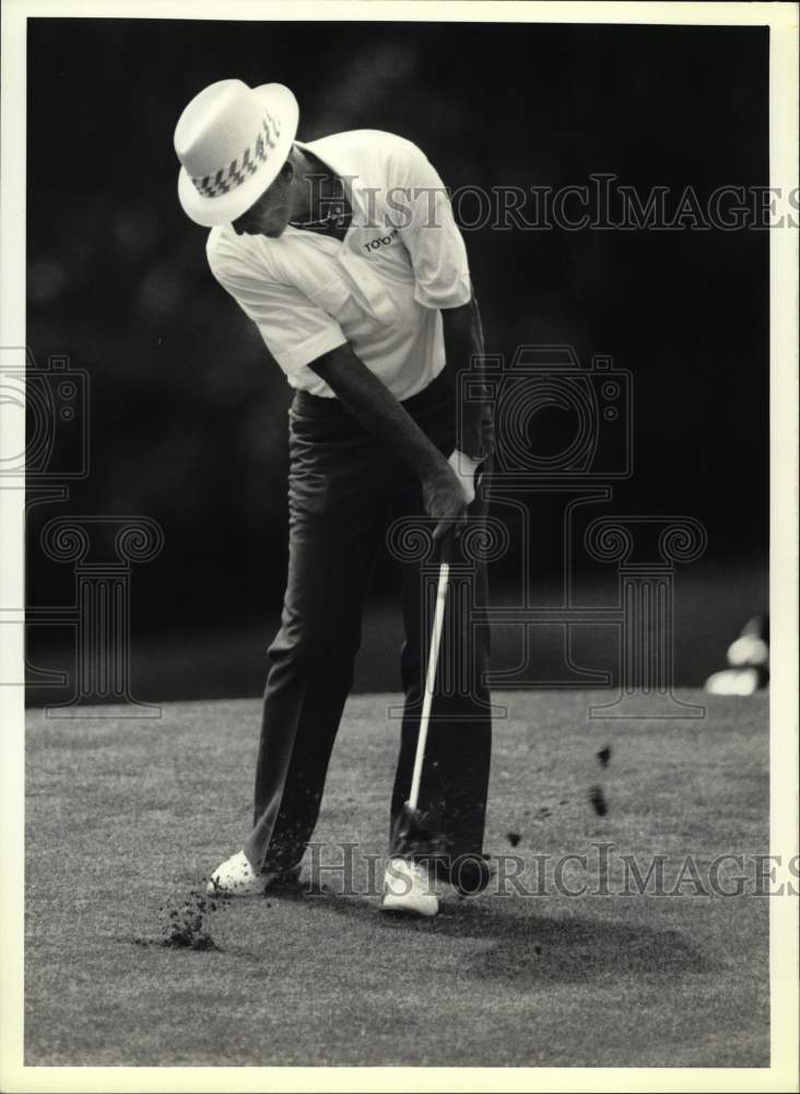 1988 Press Photo Golfer Chi Chi Rodriguez hits an approach shot- Historic Images