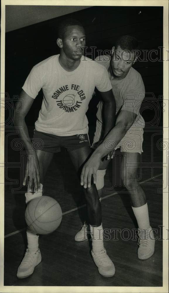 1985 Press Photo Anthony Anderson and Brian Branch play basketball at Nottingham - Historic Images