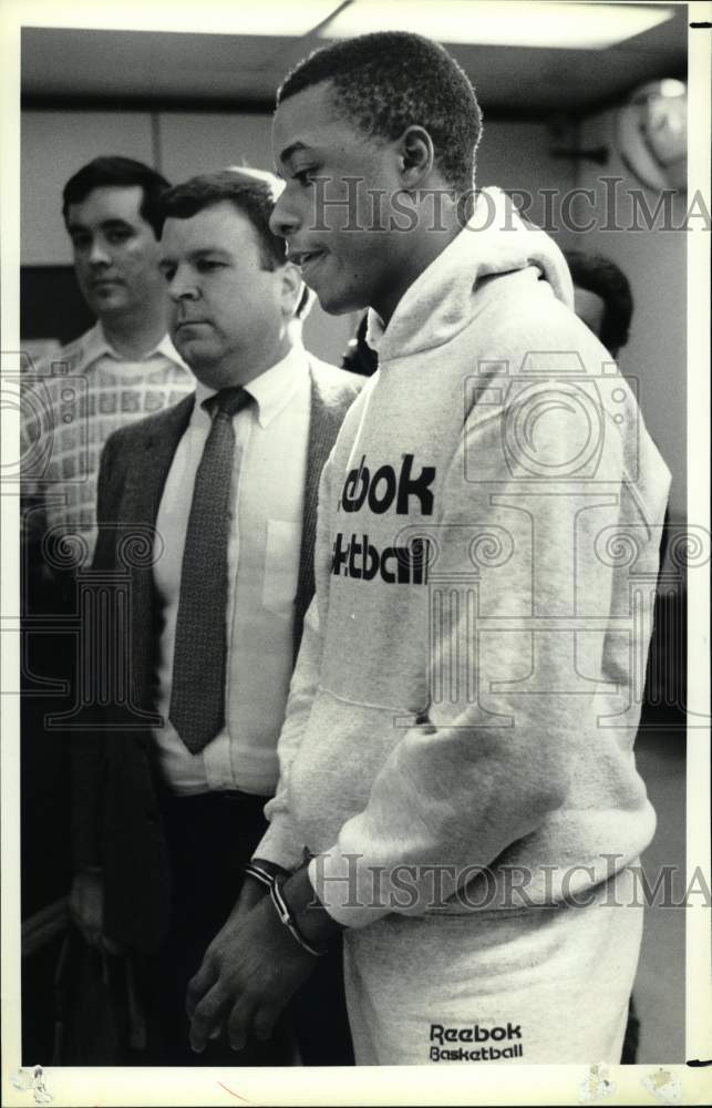 1990 Press Photo Jamesville-DeWitt basketball player Bernard Blunt in custody - Historic Images