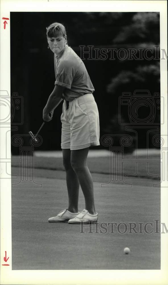 1990 Press Photo Golfer Sally Dee plays the Women&#39;s District Championship - Historic Images