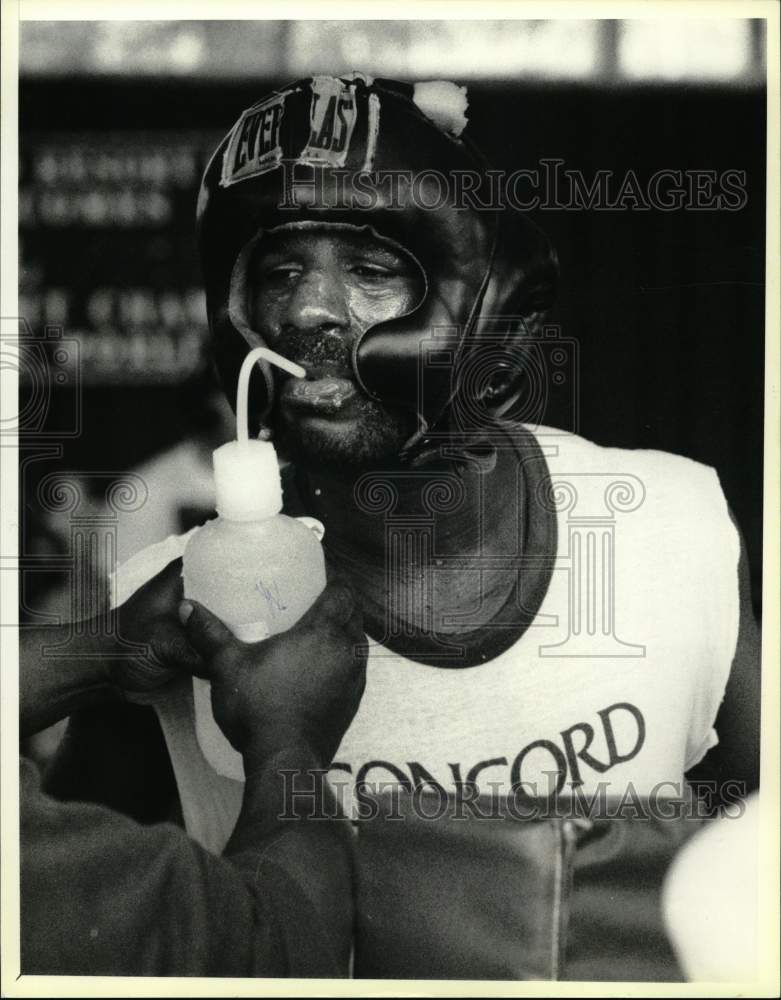 1988 Press Photo Boxer Michael Spinks during a training session - Historic Images