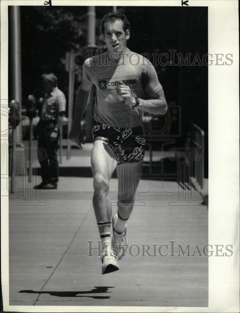 1987 Press Photo Runner Bob Petrillo on Onondaga Street in Syracuse, New York - Historic Images