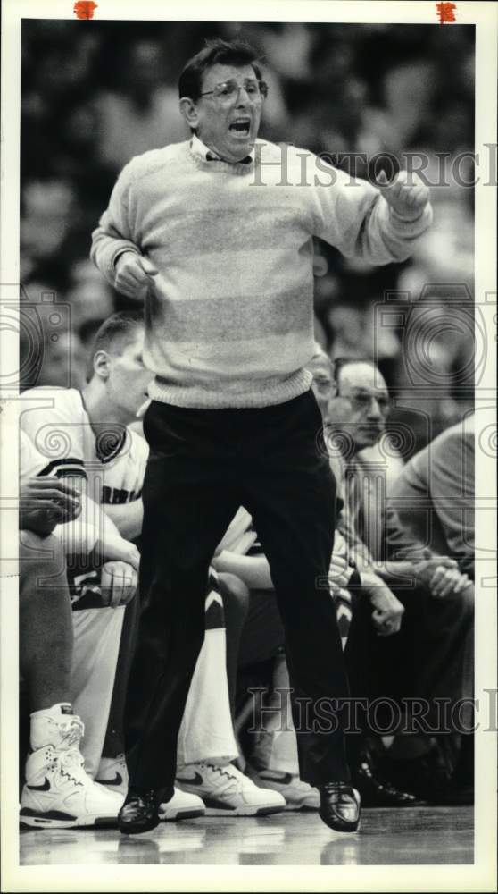 1990 Press Photo St. John&#39;s basketball Lou Carnesecca at Carrier Dome- Historic Images