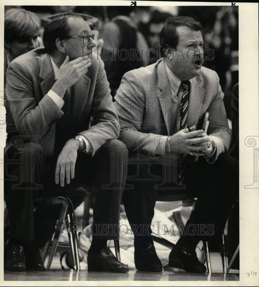 1986 Press Photo Basketball Coaches Jim Boeheim and Bernie Fine at Game - Historic Images