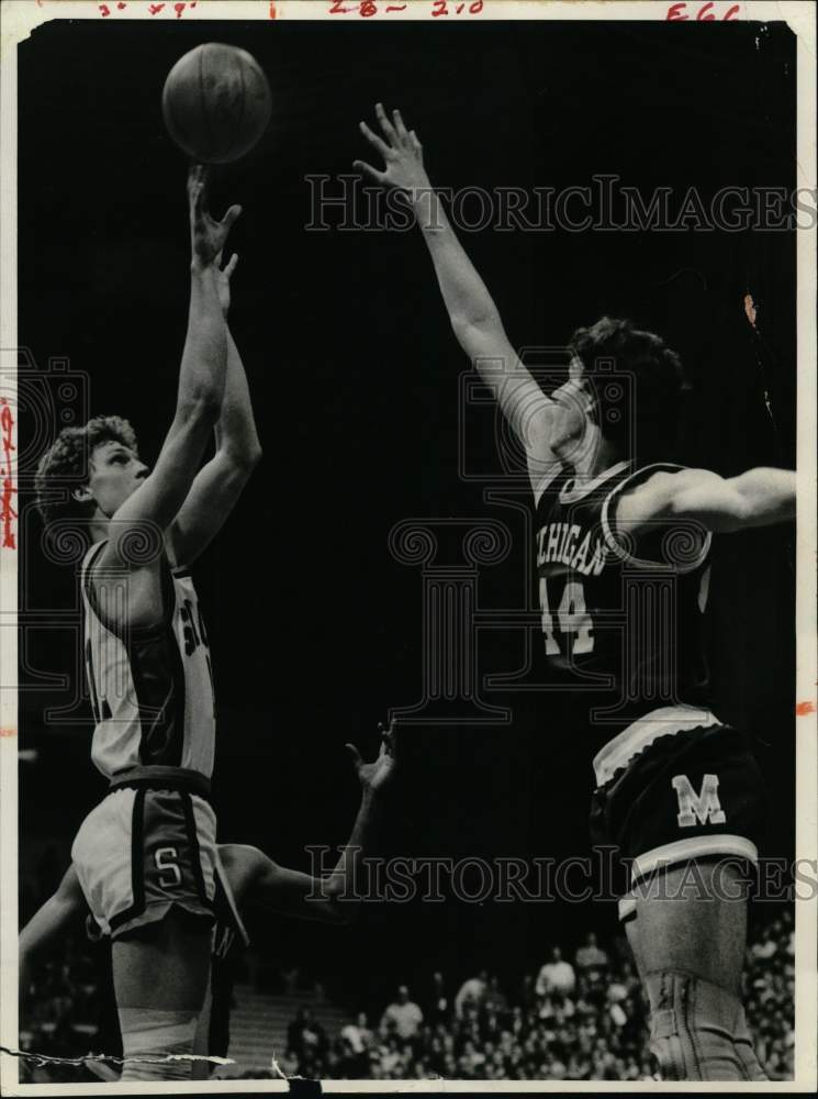 Press Photo Basketball Players Leo Rautins and Tim McCormick at Game- Historic Images