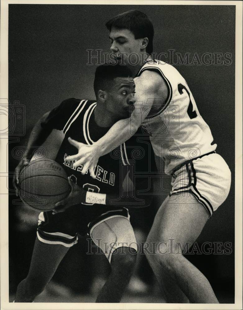 1989 Press Photo LeMoyne&#39;s John Haas guarding Mansfiels&#39; Derrick Howell - Historic Images