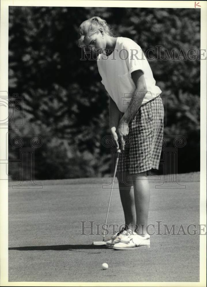 1990 Press Photo Debbie Clift putting at Foxfire Golf Course- Historic Images