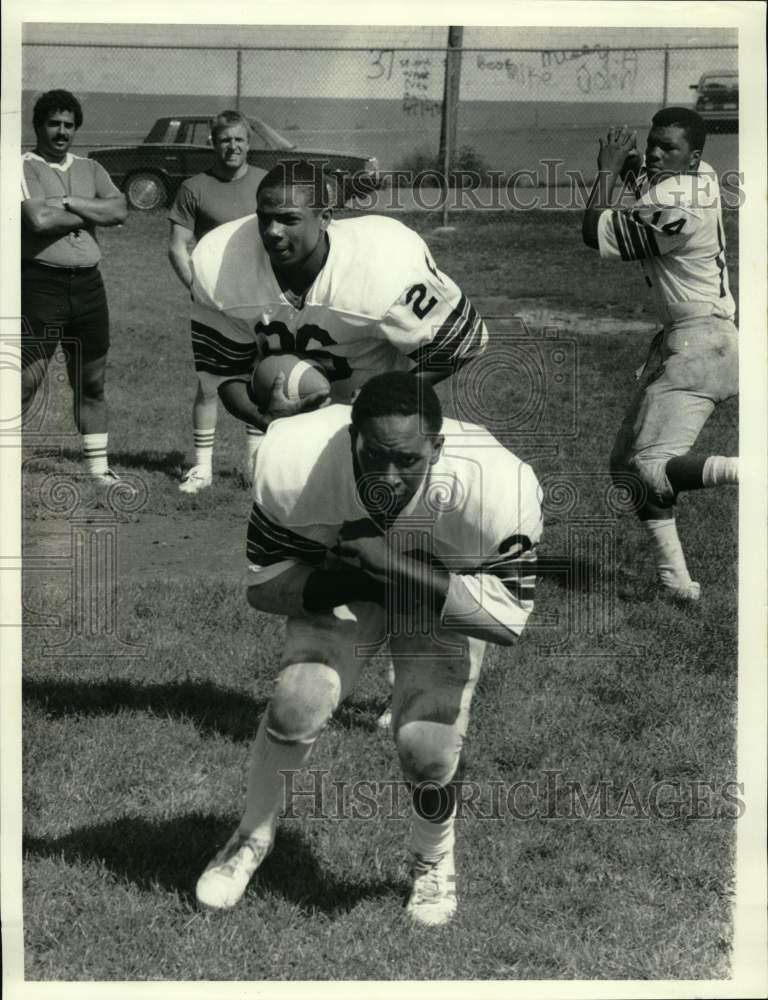 1984 Press Photo Fowler Football Players with Bob Nicholas at Practice - Historic Images