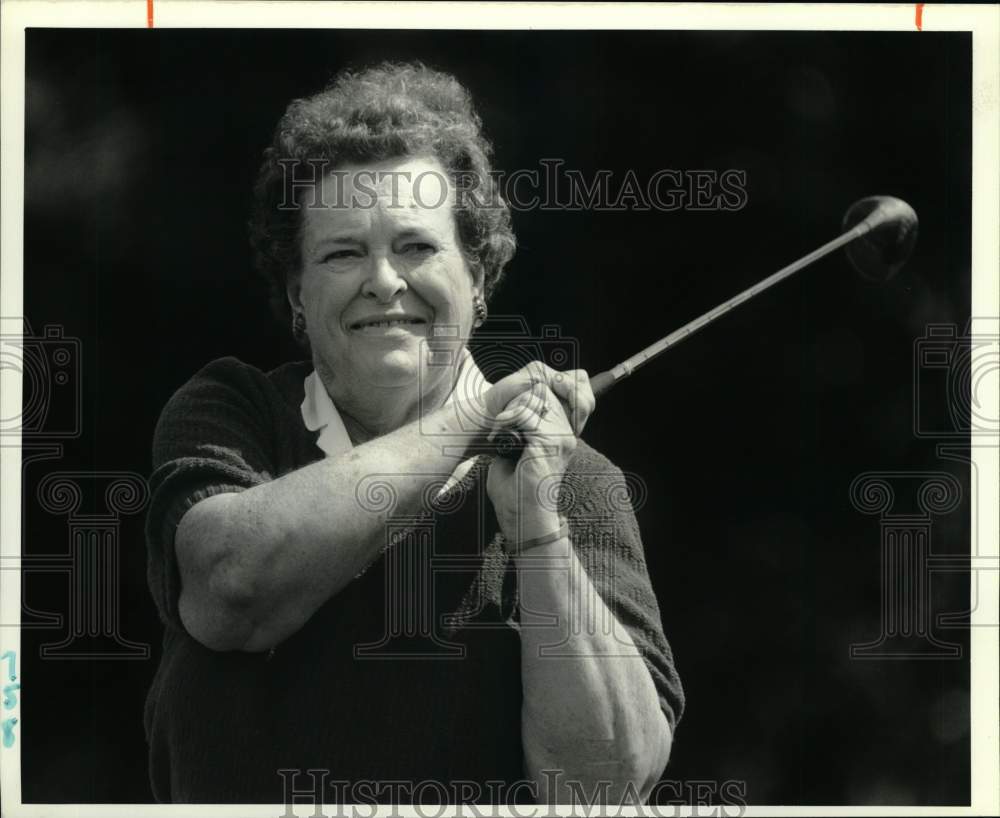1989 Press Photo Golfer Wyntha Boothe Tees Off at Westhill Country Club - Historic Images
