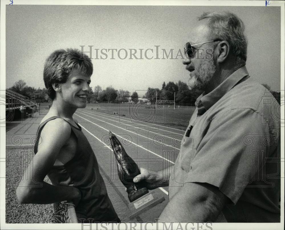 1986 Press Photo Liverpool High Track Oscar Jenner &amp; Runner Don Brown - Historic Images