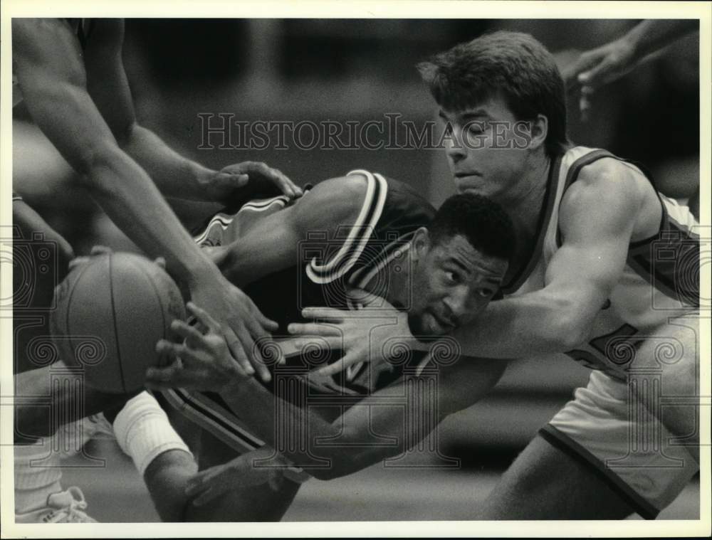 1990 Press Photo Basketball Players Scott McCorkle and Van Evans at Game - Historic Images