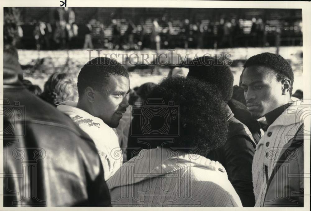 1980 Press Photo Athletes Vernon and Mel Hall at Ithaca College Football Game- Historic Images