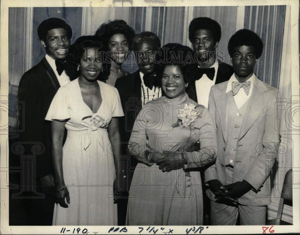 1976 Press Photo Football Player Mandel Robinson with Wife and Family - Historic Images