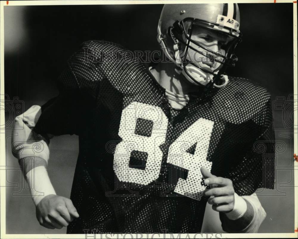 1989 Press Photo Football Player Chris Gedney Practices at Coyne Field- Historic Images