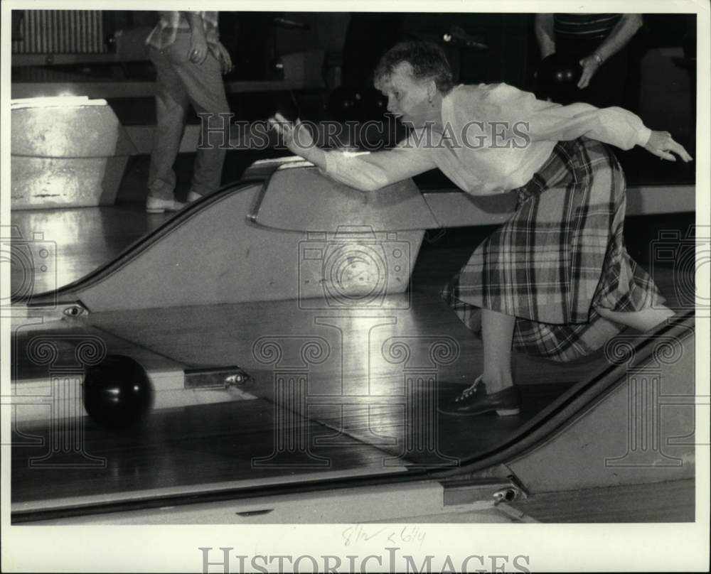 1986 Press Photo Vera Niles bowls in Geddes Senior Citizen Bowling in Solvay - Historic Images