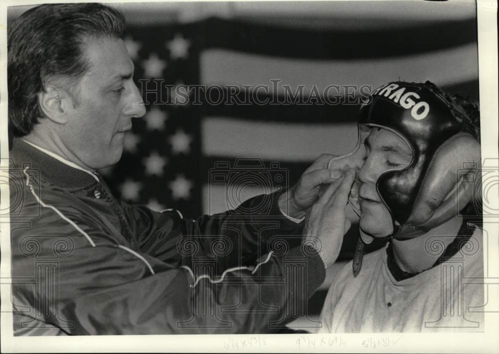 1985 Press Photo Fight trainer Ray Rinaldi helps Matt Farrago with sparring gear- Historic Images