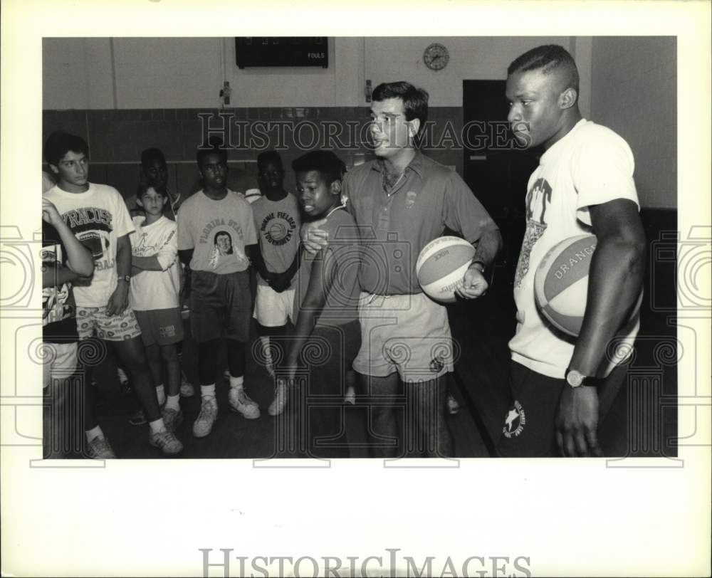 1989 Press Photo Syracuse University Basketball Coach, Player &amp; Kids at Clinic - Historic Images