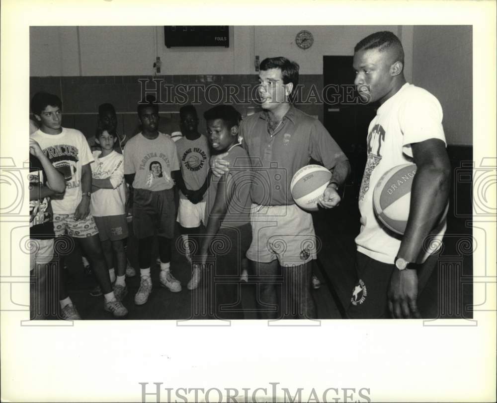 1989 Press Photo Syracuse University Basketball Coach, Player & Kids at Clinic - Historic Images