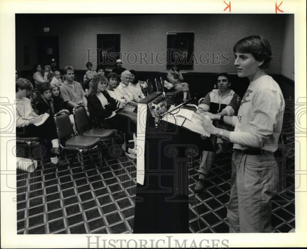 1989 Press Photo Lynn Jennings at Freihofers Run for Women Clinic, Holiday Inn - Historic Images