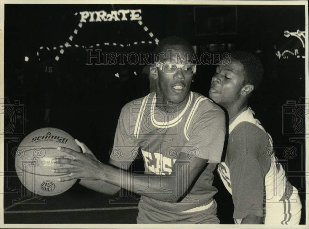 1984 Press Photo Curtis Taylor and Donald Ross in New York State Fair Basketball- Historic Images
