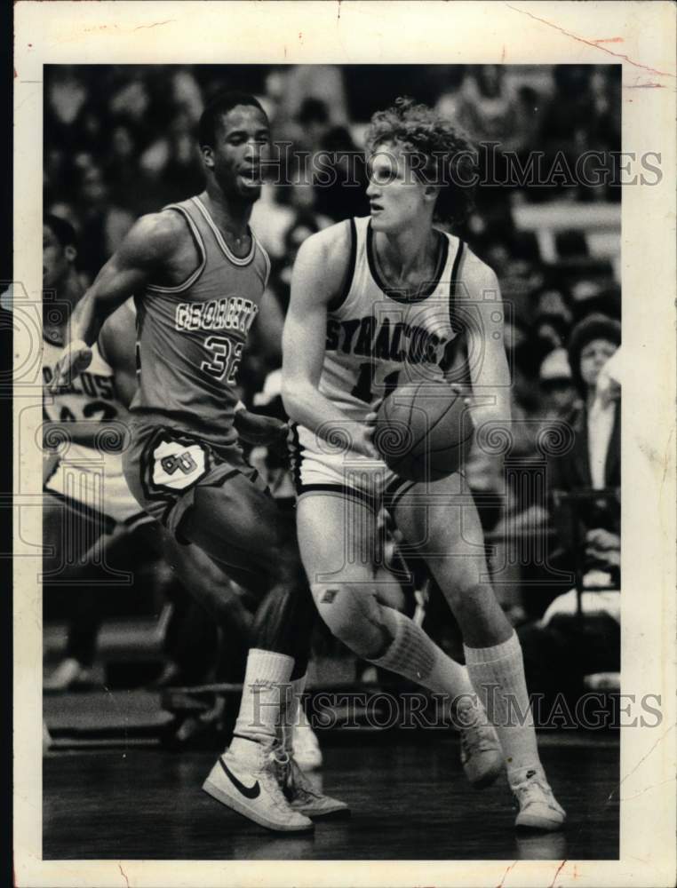 Press Photo Syracuse University&#39;s Leo Rautins Drives on Eric Smith - Historic Images