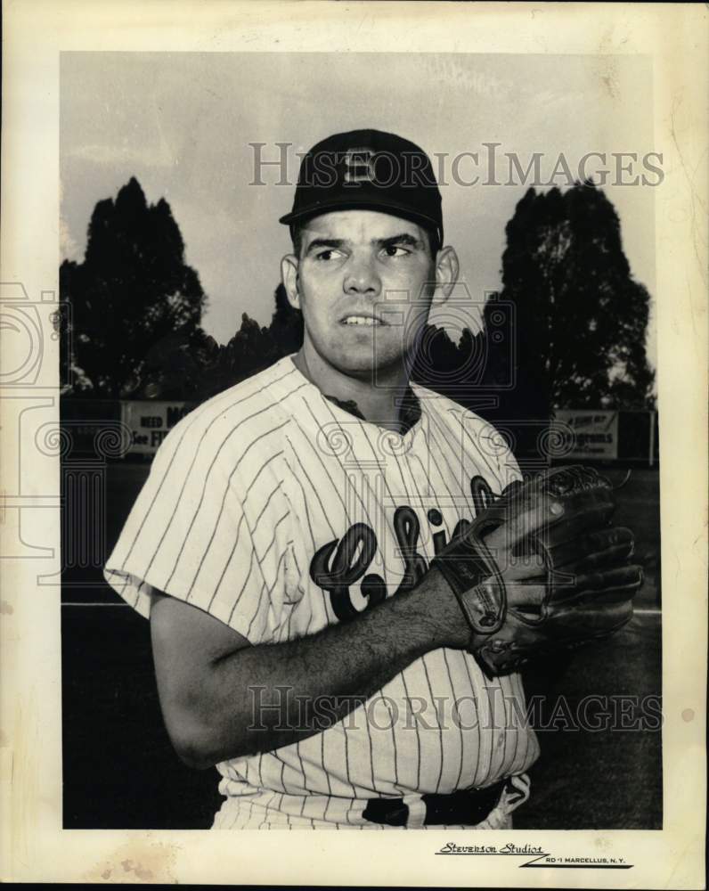 1962 Press Photo Syracuse Chiefs baseball player Fred Hopke poses with glove- Historic Images