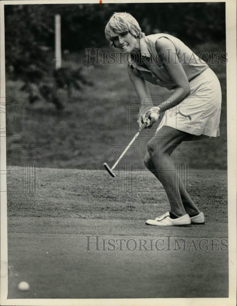 1980 Press Photo Golfer Sue Sims as she upsets Doll Miller.- Historic Images