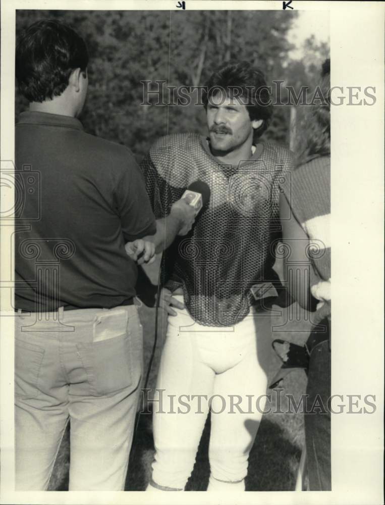 1985 Press Photo Football player Dave Jacobs speaks to the press- Historic Images