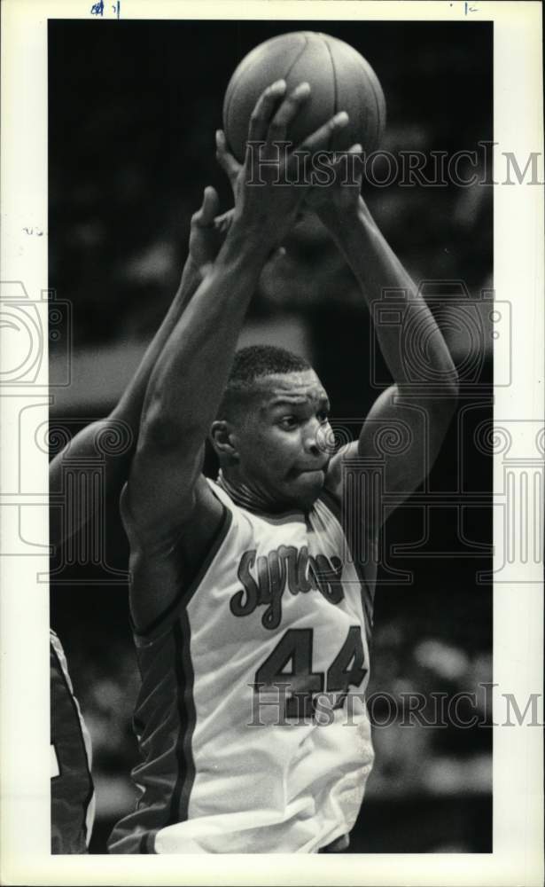 1990 Press Photo Basketball Player Derrick Coleman at Syracuse University Game - Historic Images