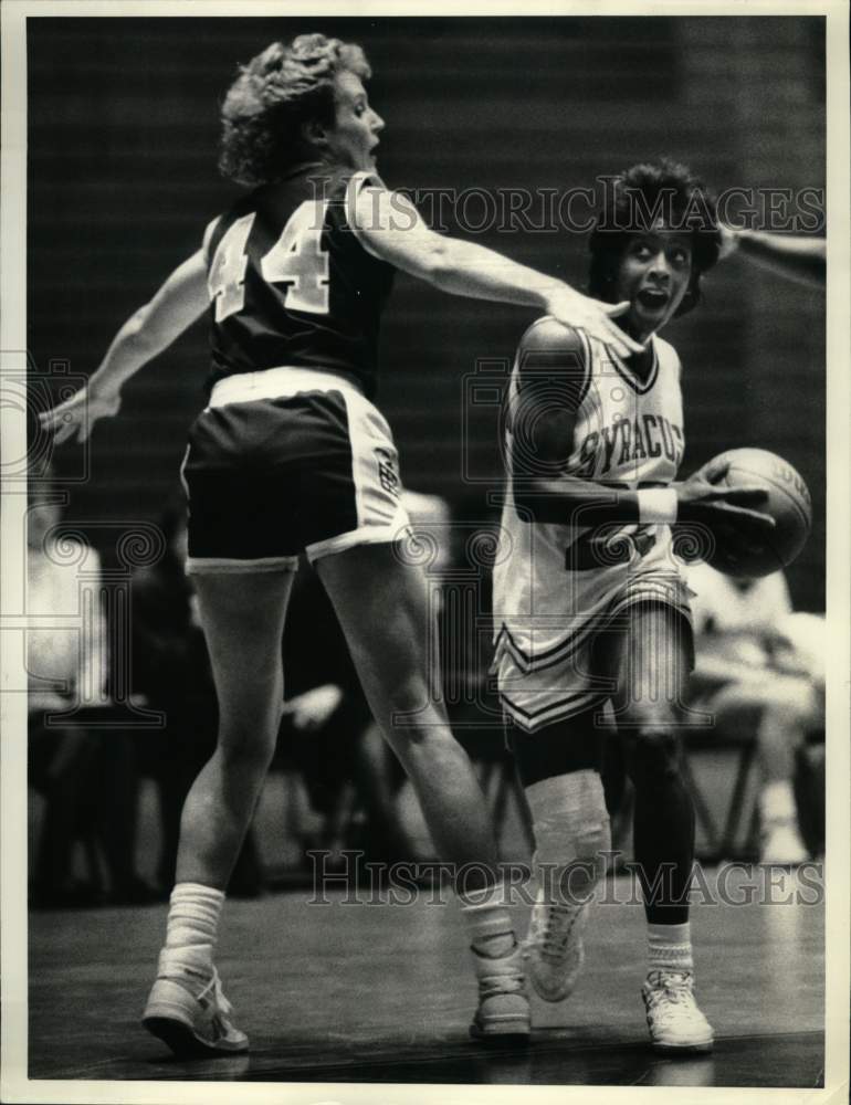 1987 Press Photo Danene Hopson drives past Kelly Lyons in Basketball Game- Historic Images