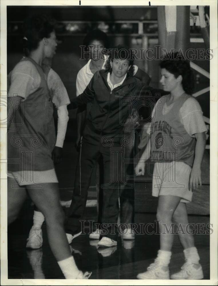 1987 Press Photo Syracuse University Basketball Practice - Barb Jacobs, Center - Historic Images