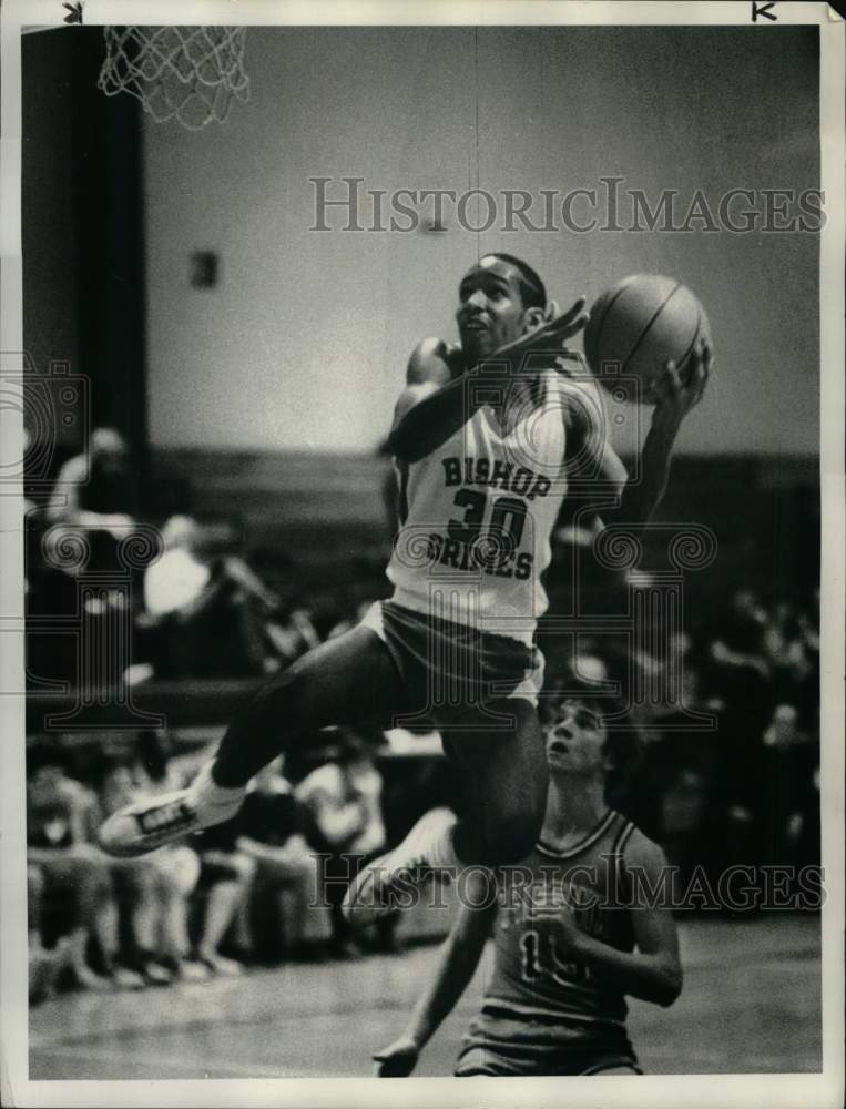 1982 Press Photo Bishop Grimes High School&#39;s Joe Dowel Soars to Score, Syracuse - Historic Images