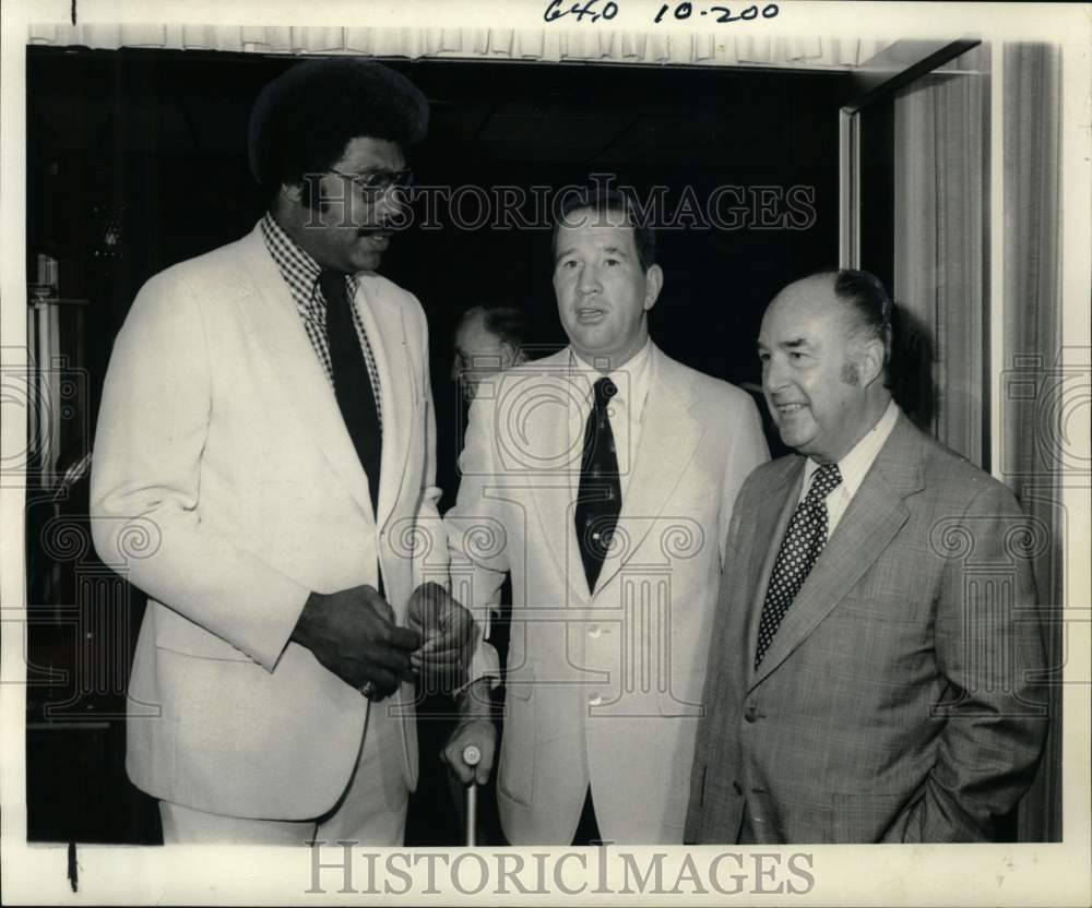 1974 Press Photo Wayne Embry, Walter Kennedy, Larry Costello at LeMoyne Manor - Historic Images