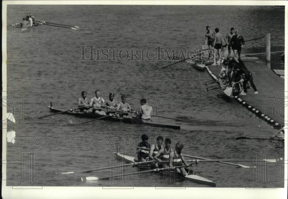 1985 Press Photo Varsity Crew leaves Boathouse in IRA Regatta in Syracuse - Historic Images