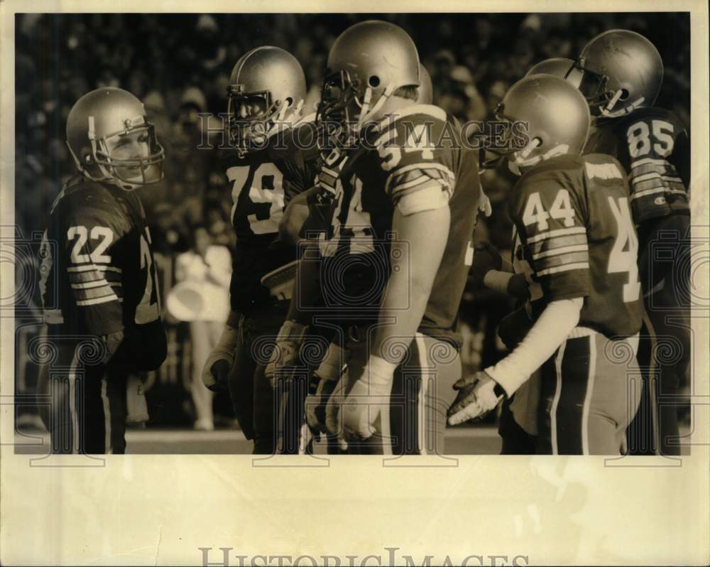 1984 Press Photo Doug Flutie rallies his team in 4th Quarter of Football Game - Historic Images