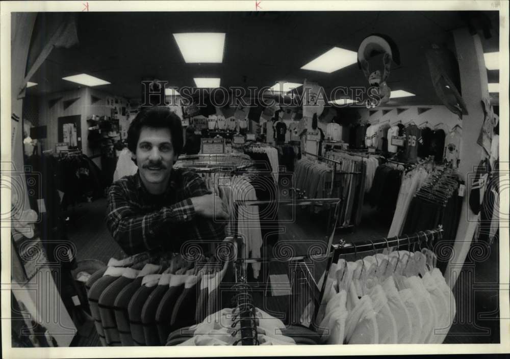 1985 Press Photo Former Syracuse University Football Kicker Dave Jacobs in Store - Historic Images