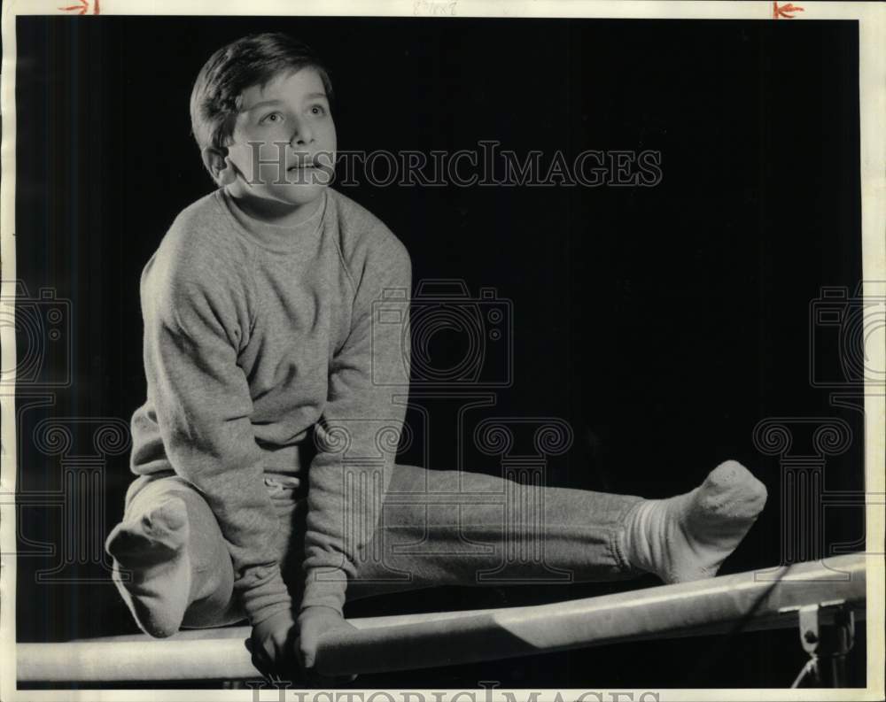 1986 Press Photo Jason Lannie Does Routine on Parallel Bars - Historic Images