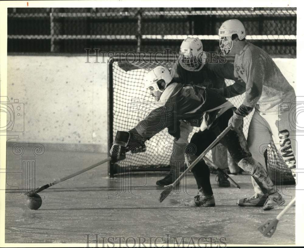 1989 Press Photo Kelly&#39;s Square and Spankies II Broomball Teams at Oswego Game- Historic Images