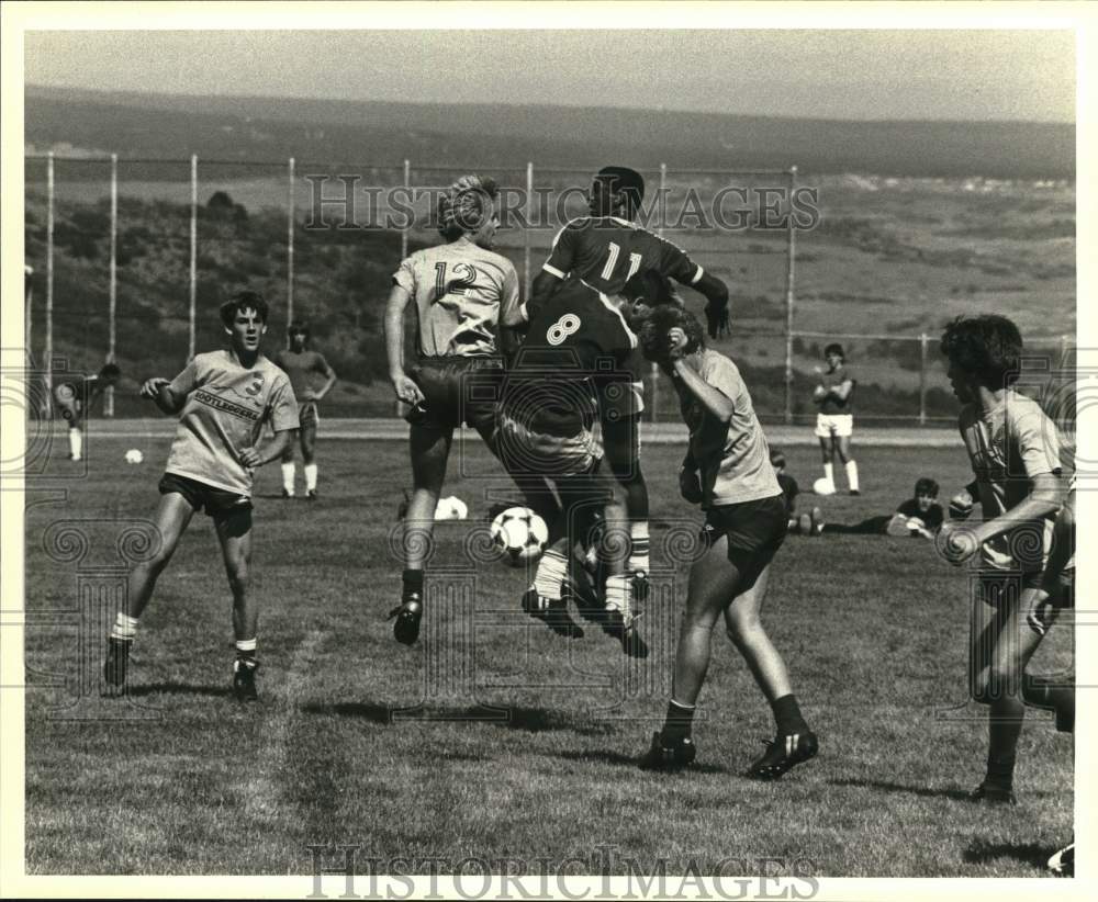 1985 Press Photo Soccer Players on Field- Historic Images