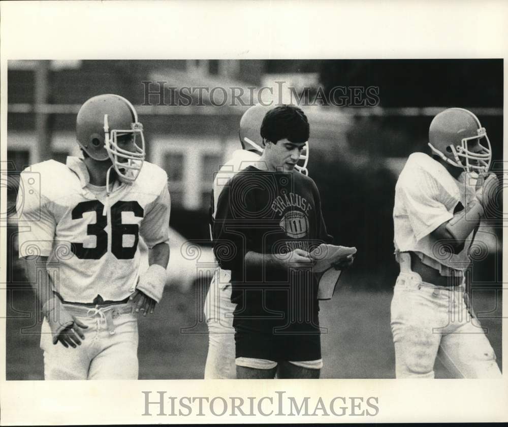 1985 Press Photo Syracuse Football Dave Warner with Team- Historic Images