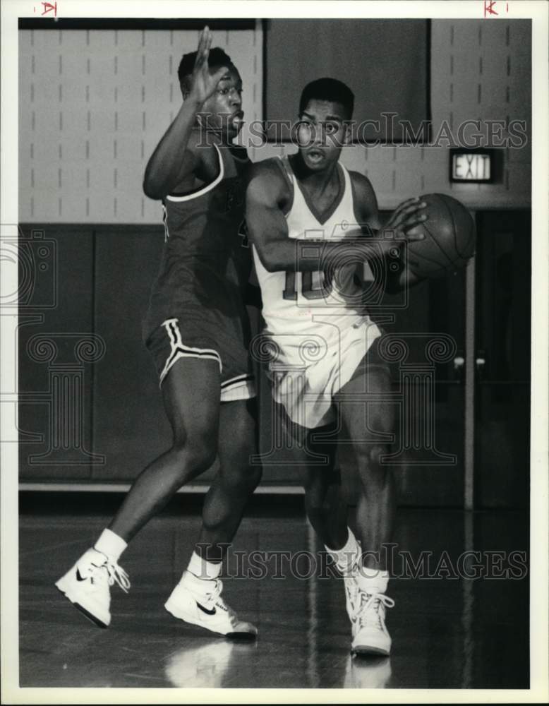 1989 Press Photo Elliott Mitchell and Darvin Lovette at Basketball Game- Historic Images