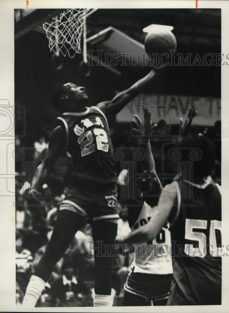 1984 Press Photo Basketball player Derek McCarthy goes up for a shot.- Historic Images