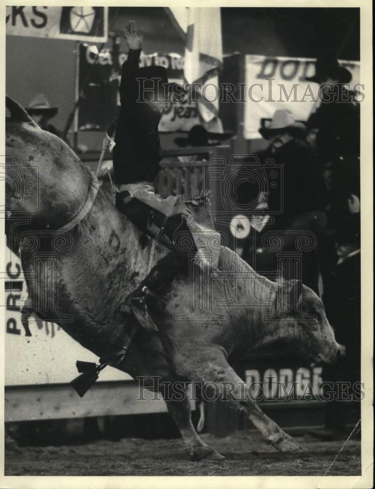 Press Photo Joe Farrelly scored a 64 on a bull at this rodeo- Historic Images