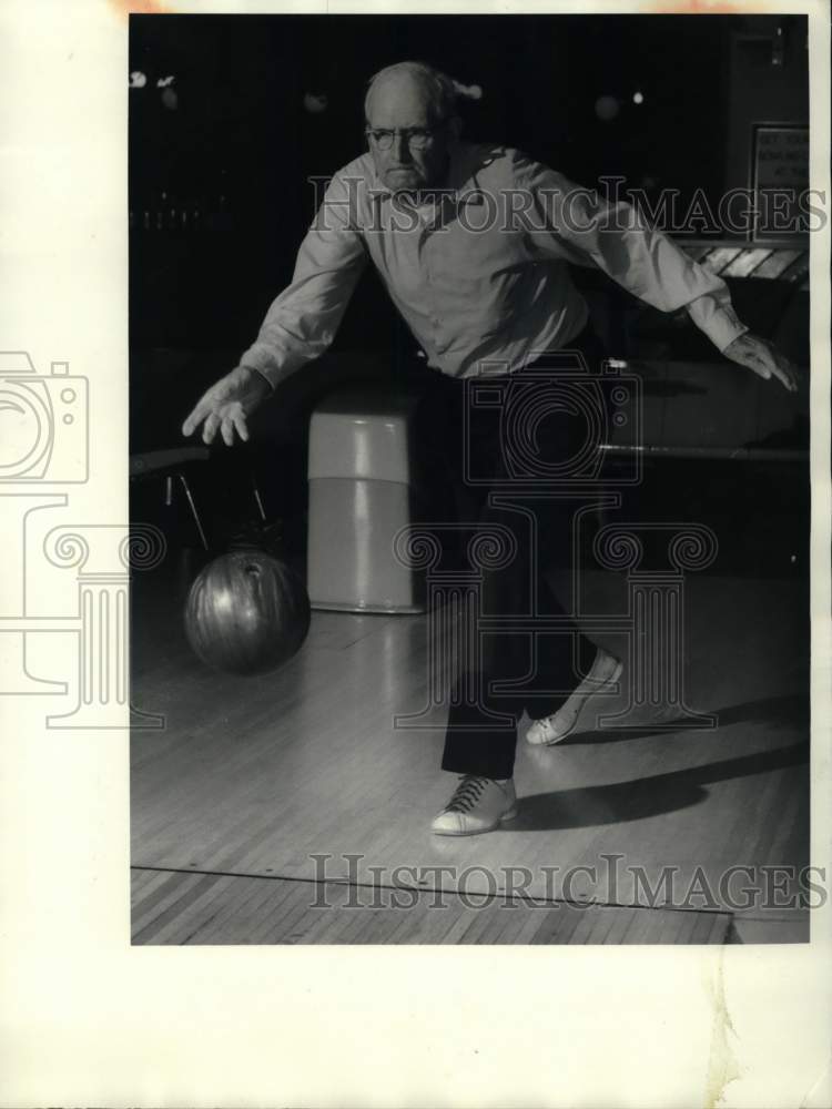 1988 Press Photo Harold Coe, of Oswego, Bowling- Historic Images