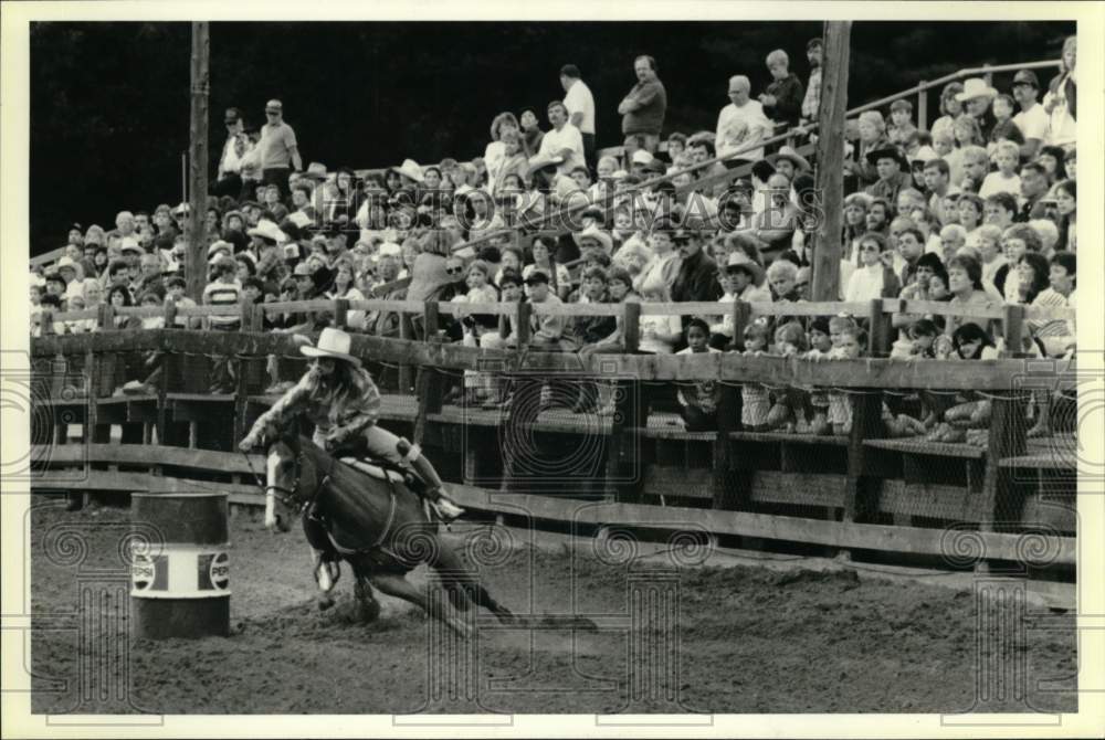 1989 Press Photo Man rides Horse around Barrels at Rodeo - Historic Images