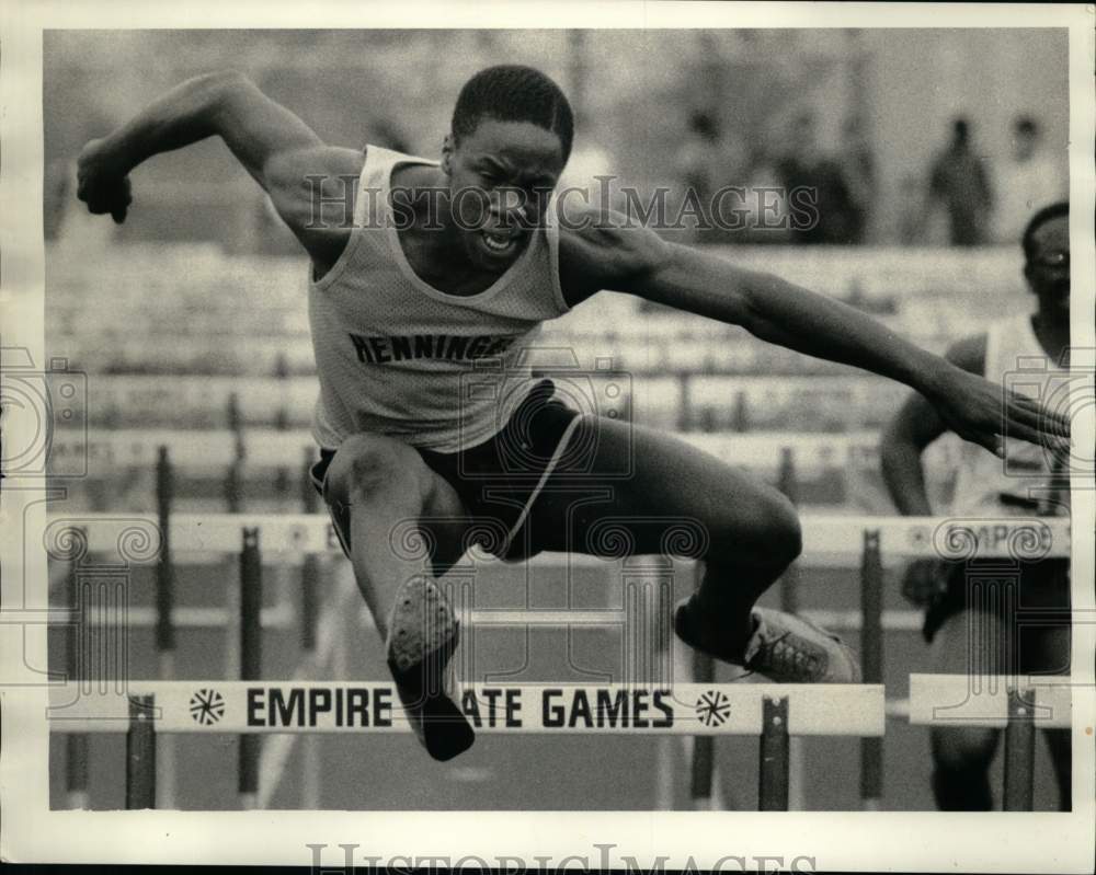 1984 Press Photo Henniger&#39;s Andre Dowdell wins 2nd in Empire State Games Hurdles - Historic Images