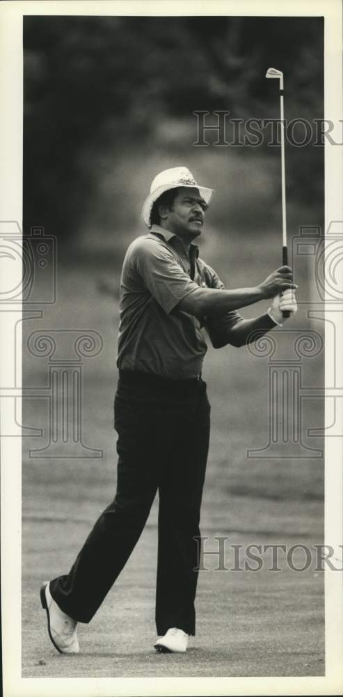 1989 Press Photo Jim Dent Hits Approach Shot to 12th Green- Historic Images