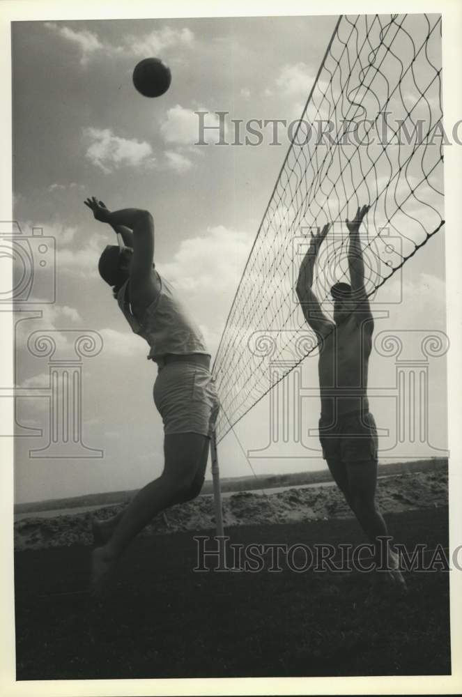 1990 Press Photo Volleyball Players John Donnelly, Bruce Turner at Emerson Park- Historic Images