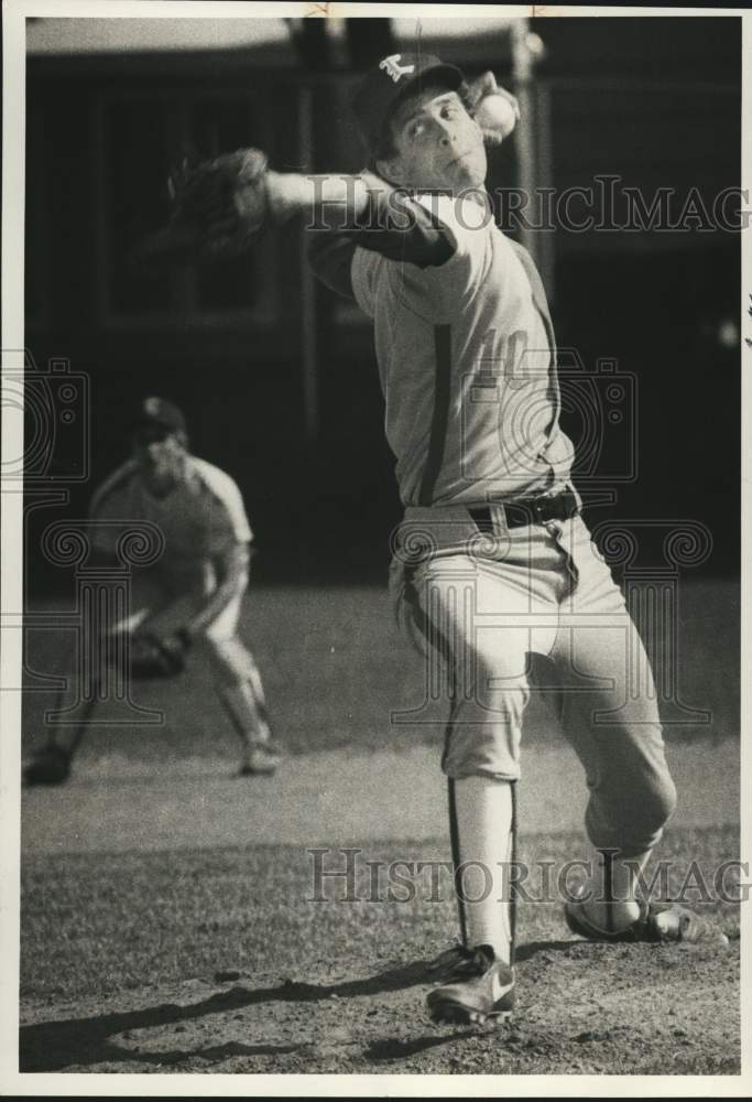 1986 Press Photo Kevin DeLaney, Liverpool Baseball Player on Pitcher&#39;s Mound - Historic Images