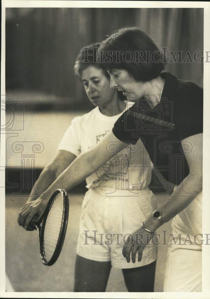 1986 Press Photo Drumlins Tennis Instructor Rosemary Dehoog and Annette Guisbond - Historic Images